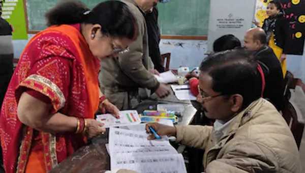 कानपुर की मेयर प्रमिला पांडेय पर मतदान की गोपनीयता भंग करने का आरोप, एफआईआर दर्ज कानपुर की मेयर प्रमिला पांडेय पर मतदान की गोपनीयता भंग करने का आरोप, एफआईआर दर्ज